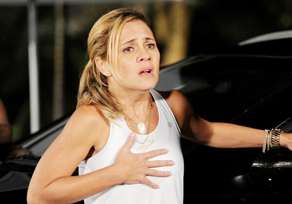 Policial entrega carro de Jorginho ( Cauã Reymond ) e avisa que ele sumiu. Em cena: Tufão ( Murilo Benício ), Carminha ( Adriana Esteves ).