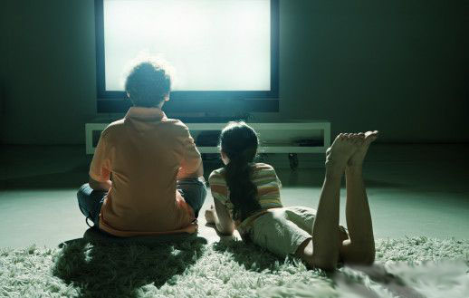 crianças assistindo tv