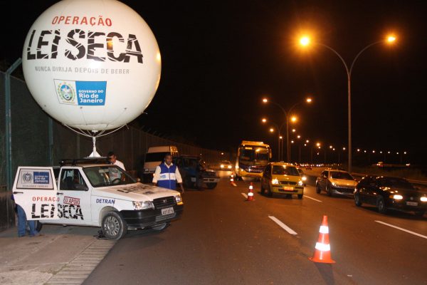 O Governo do Estado do Rio de Janeiro, por meio da Secretaria de Estado de Governo, realizou nesta sexta-feira mais uma etapa da operação Lei Seca, que tem foco educativo e de fiscalização. A blitz aconteceu na linha vermelha, no sentindo Baixada