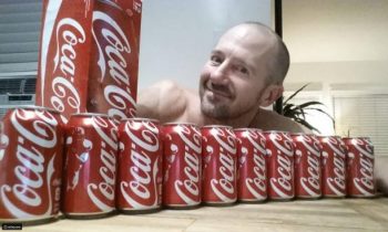 Esse cara bebeu 10 latas de coca durante um mês e esse foi o resultado