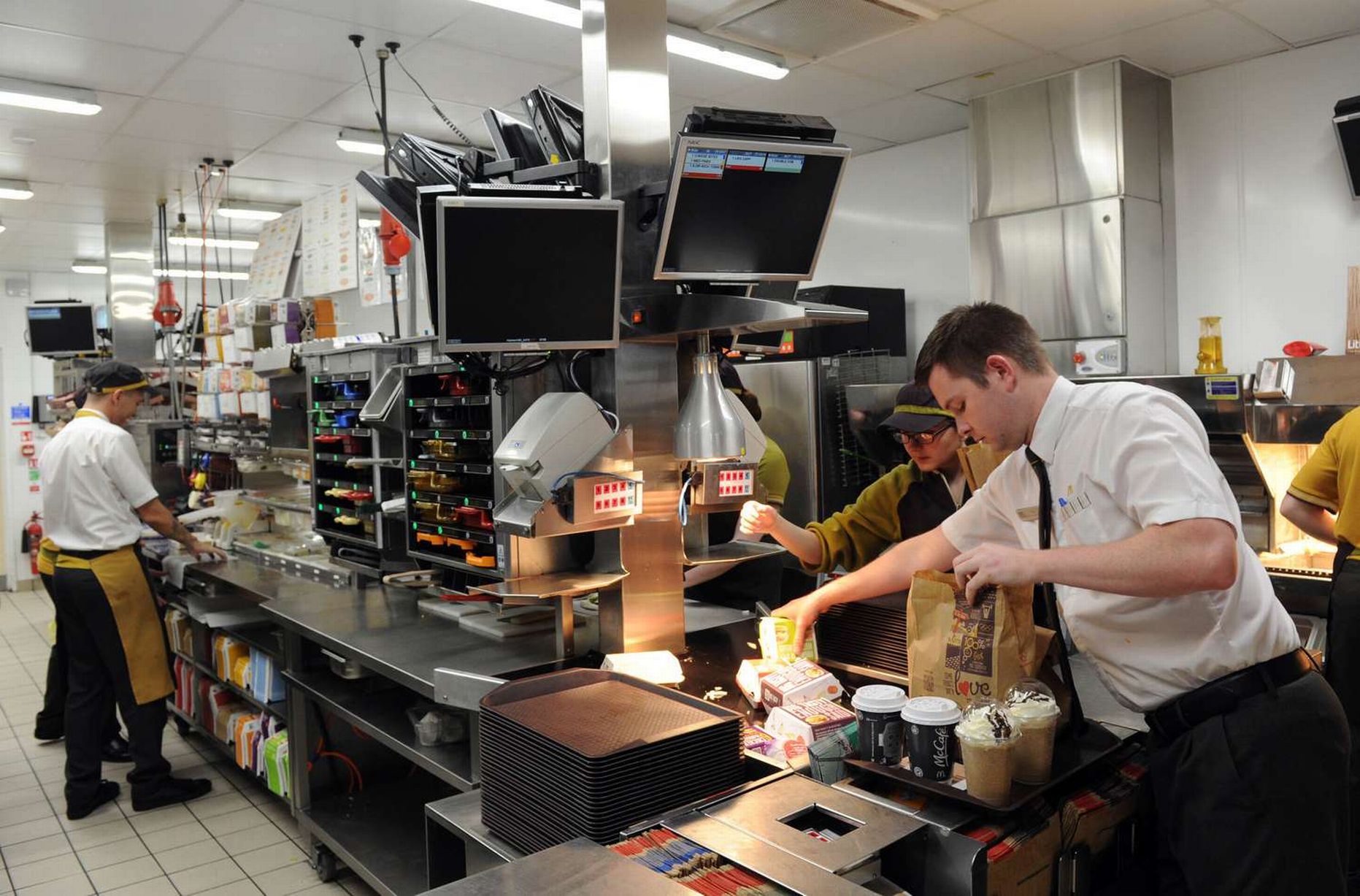 Макдональдс станции. Макдональдс кухня. Макдоналдс кухня фритюр. Макдональдс ресторан кухня. Макдональдс ресторан кухня.