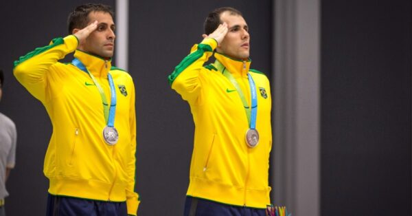 atletas-militares-daniel-paiola-e-hugo-arthuso-prestam-continencia-na-hora-do-hino-nacional-brasileiros-ganharam-a-medalha-de-prata-1436995618130_956x500