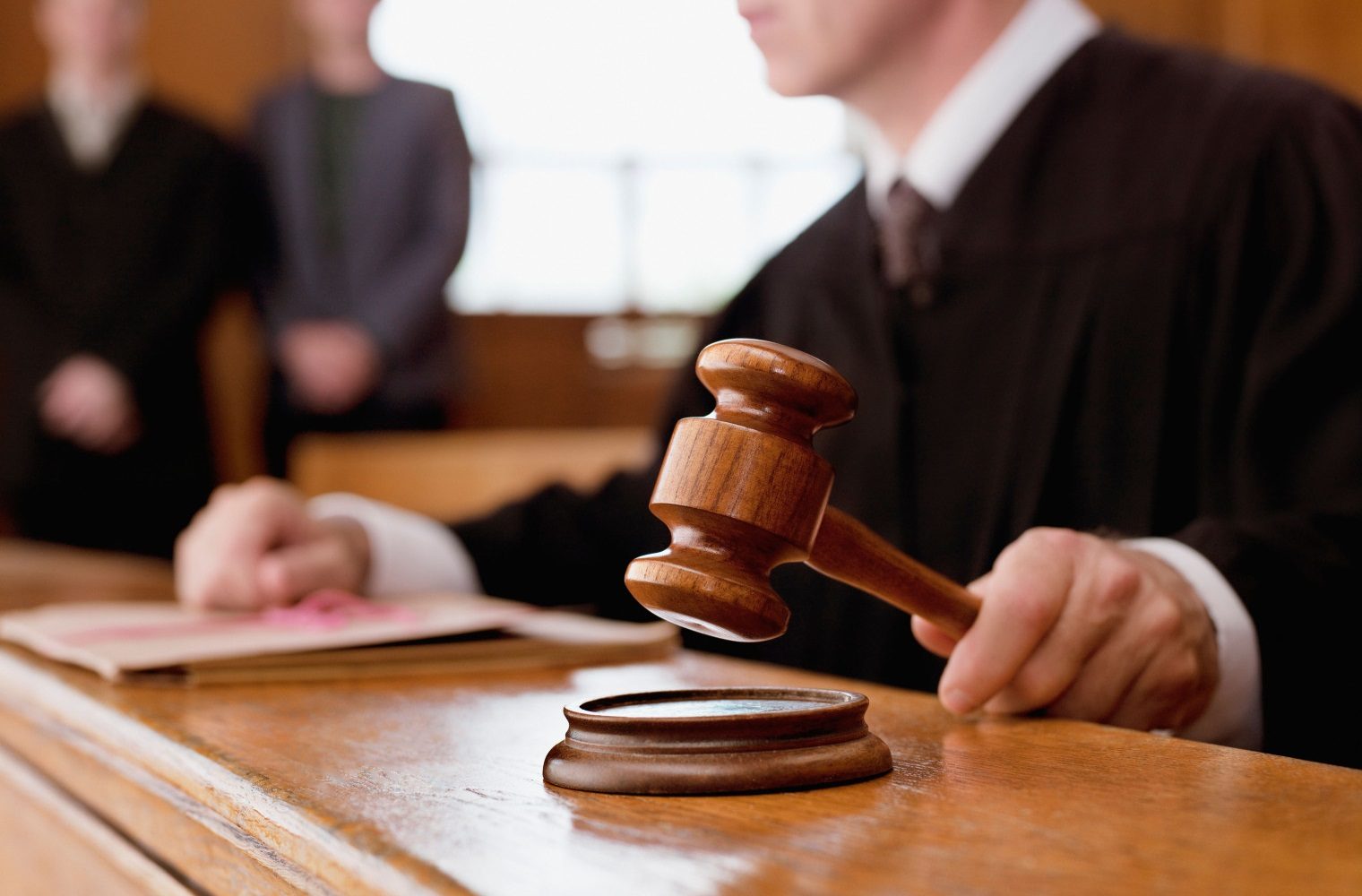 Homem resolve brincar com sistema judiciário britânico no Facebook e se dá mal da pior maneira possível