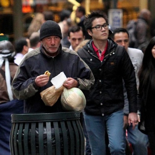 RICHARD GERE GOES UNNOTICED BY THE RUSH HOUR CROWD FILMING IN NYC