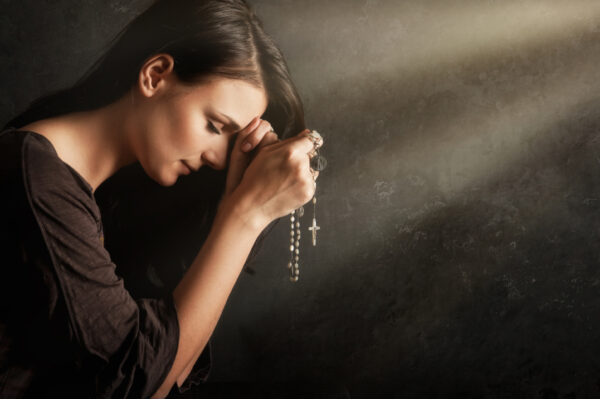 mujer_rezando