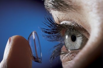 O que pode acontecer com alguém que dormir com lentes de contato?
