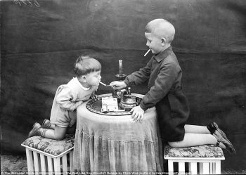 19 imagens perturbadoras que mostram como era ser criança no século passado