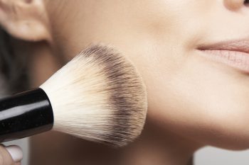 Mulher faz experimento e mostra como fica o rosto maquiado com 5 marcas diferentes