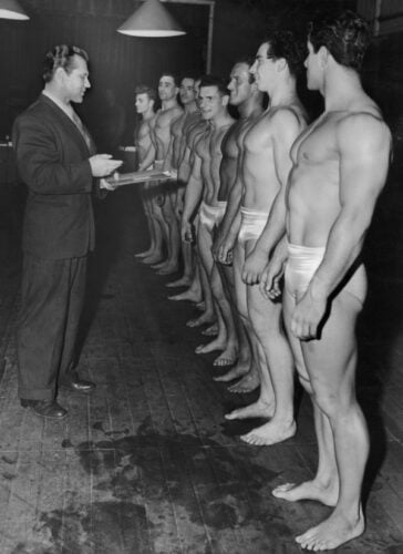 UNITED KINGDOM - OCTOBER 29: John Carl Grimek Inspecting The Candidates To Contest Of Mr Muscle Great Britain In London In 1949 (Photo by Keystone-France/Gamma-Keystone via Getty Images)