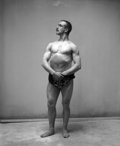 circa 1905: Winner of the Sandow bodybuilding competition, Mr Murray. (Photo by Reinhold Thiele/Thiele/Getty Images)