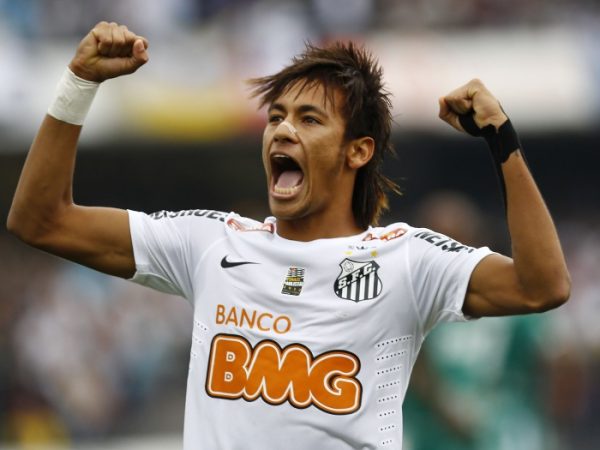 CAMPEONATO PAULISTA/PAULISTÃO 2012 - SANTOS FC X GUARANI - Neymar, jogador do Santos FC, comemora seu gol durante segunda partida contra o Guarani, válida pela final do Campeonato Paulista 2012 - Estádio Cícero Pompeu de Toledo (Morumbi) - São Paulo - SP - Brasil - 13/05/2012 - Foto: Ricardo Saibun/Gazeta Press