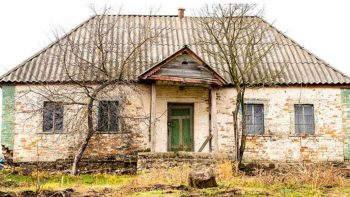 Casa abandonada há mais de 30 anos permanece congelada no tempo