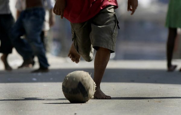 Um garoto joda bola no Recanto dos Humildes, na zona oeste de São Paulo. 20/05/2008.  Foto: NILTON FUKUDA/AE