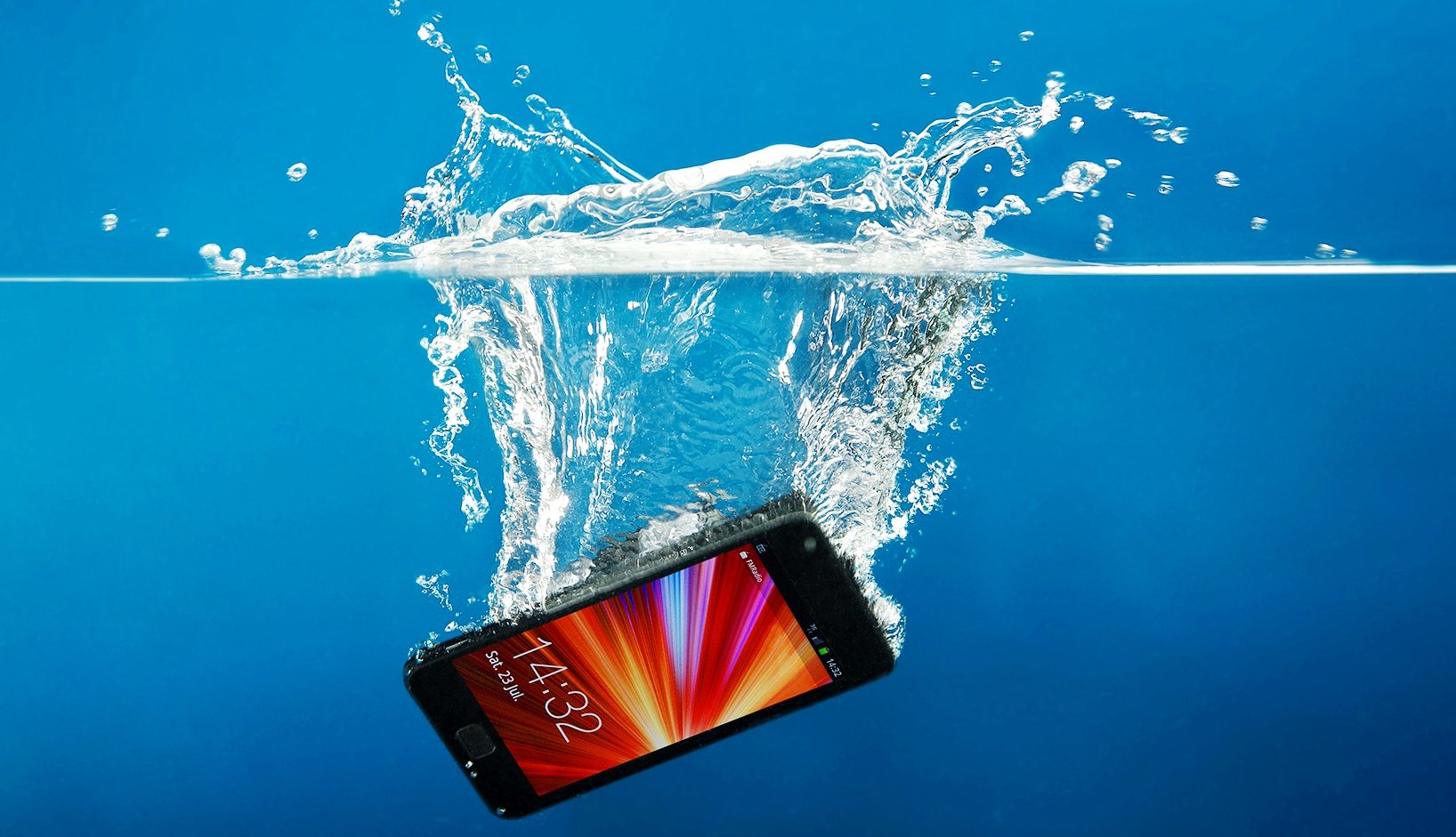 10 passos para salvar seu celular quando ele cai na água