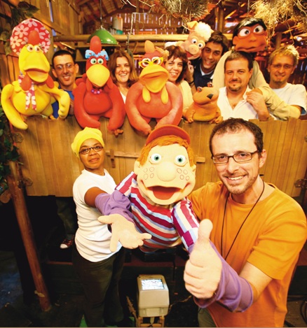 Fernando Gomes, diretor do programa infantil "Cocoricó", da TV Cultura, a frente do elenco formado por manipuladores de bonecos de espuma. 06/04/2006