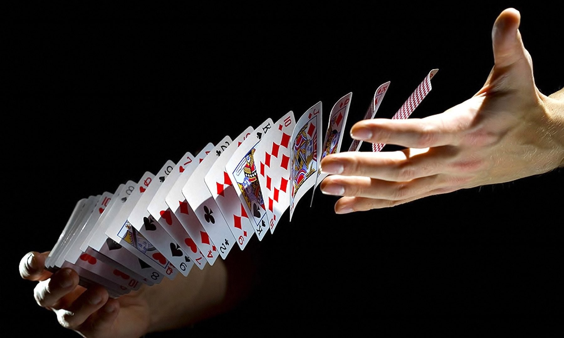 7 truques de mágica com baralho que você precisa aprender