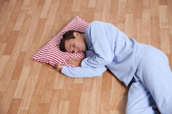 Especialista dá dicas para proteger pessoas sonâmbulas durante seu sono profundo