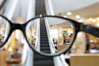 8 sinais que indicam que você precisa usar óculos