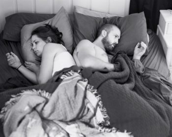 Um fotografo apagou os celulares que apareciam em suas fotografias e provou o quanto estamos distantes