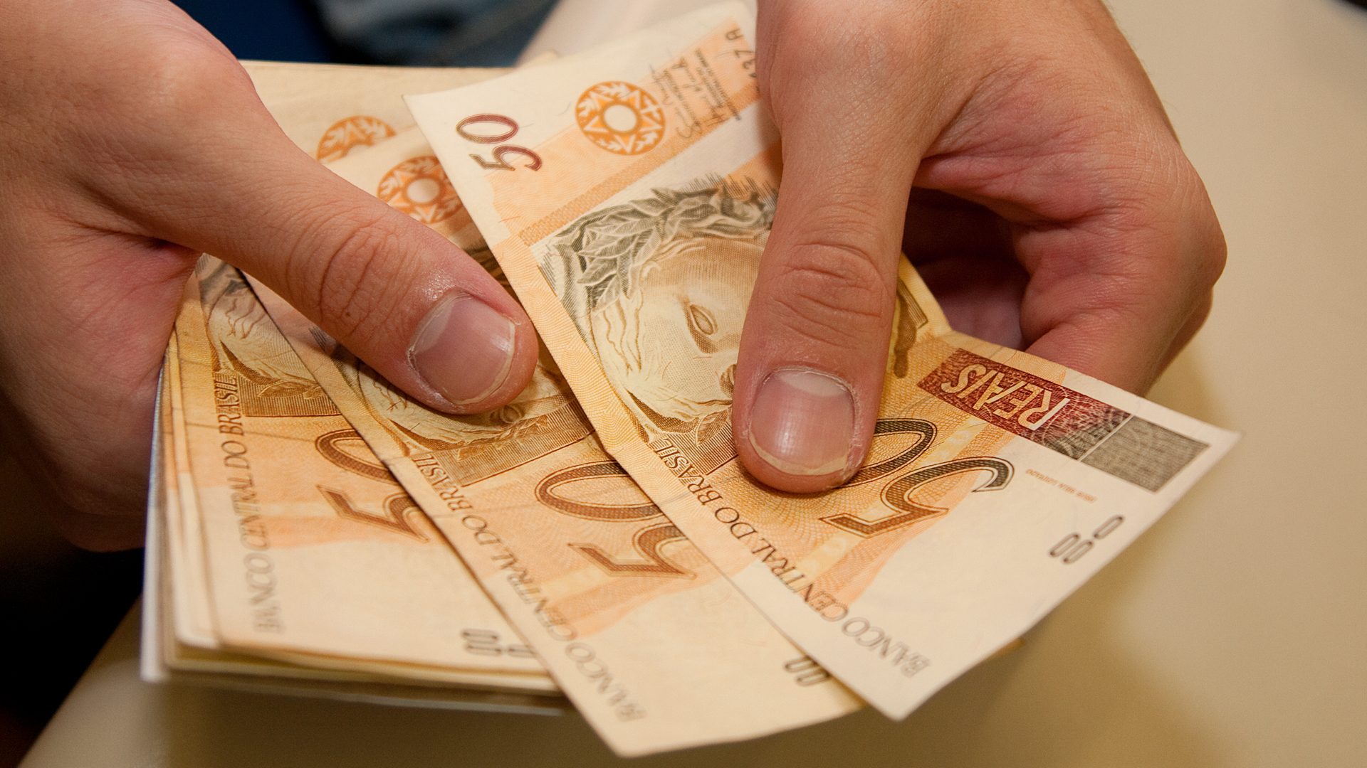 Governo precisa pagar R$ 880 até quinta para alguns trabalhadores, é seu caso?