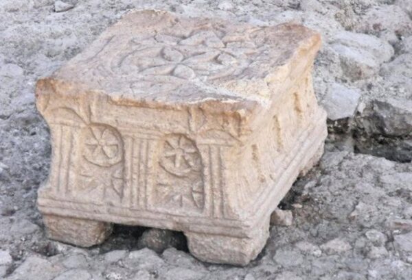 7-altar-stone-early-jewish-synagogue