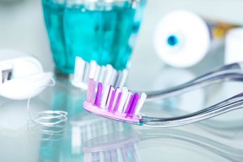 6 coisas nojentas que acontecem quando você não troca sua escova de dentes