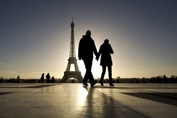 30dez2012-casal-de-turistas-passeia-pelo-trocadero-com-a-torre-eiffel-1356893949834_750x500