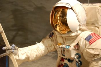O que acontece se um astronauta tirar seu capacete no espaço?