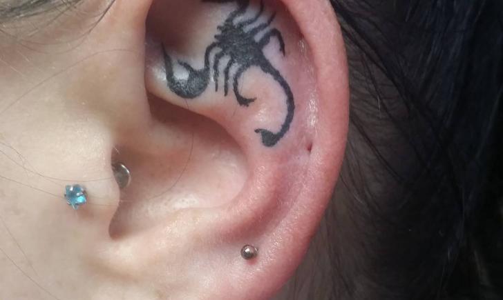 inside-ear-scorpion-tattoo-design