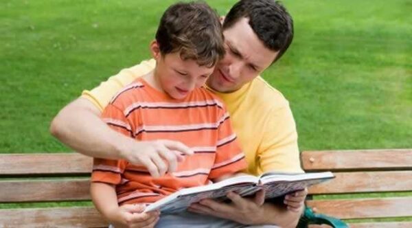 pai-e-filho-lendo