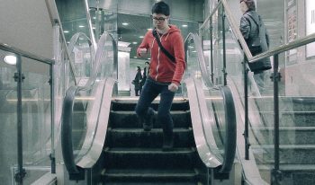 17 imagens que mostram exatamente o que acontece quando uma escada rolante trava
