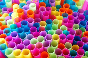 8 hacks que você não sabia que podia fazer utilizando um canudo