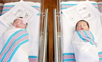 Estes bebês nascidos na mesma maternidade impressionaram médicos e funcionários graças a uma incrível coincidência