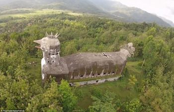 Essa igreja abandonada no meio de uma selva é a coisa mais bizarra que você vai ver