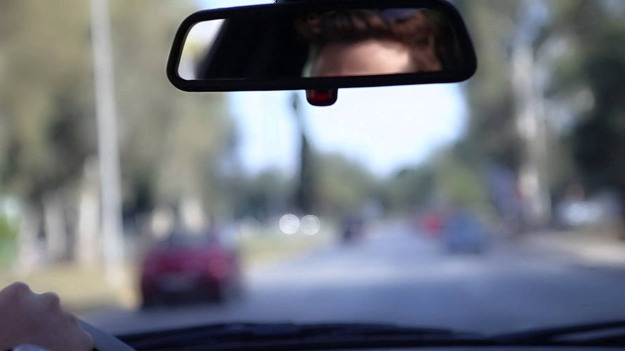 O pai abandona filha em uma estrada deserta, o que ele viu no retrovisor vai partir seu coração