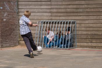 9 maneiras de ajudar crianças que sofrem bullying na escola