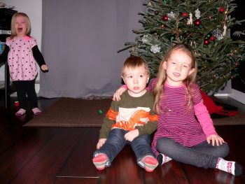 Após muitas perguntas de como é ter 3 filhos pequenos, essa mulher resolveu mostrar através de fotos do dia-a-dia