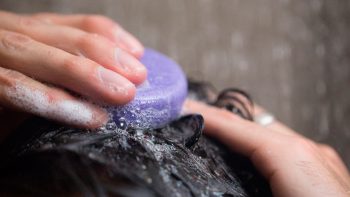 Por que você deveria misturar açúcar no shampoo?