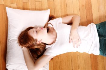 É por essa razão que você deveria começar a dormir no chão