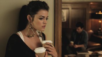 Nova promo do último episódio de Pretty Little Liars revela insegurança de Aria