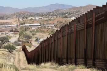 Mulher tenta atravessar o muro entre os EUA e México e viraliza na internet