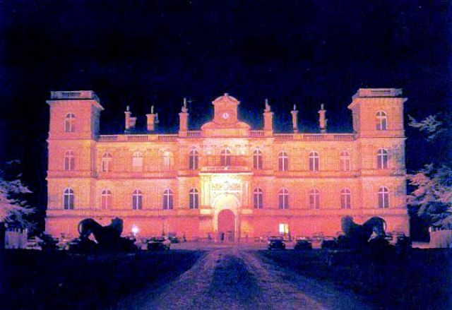 13 imagens que revelam como é o interior de uma festa supostamente Illuminati