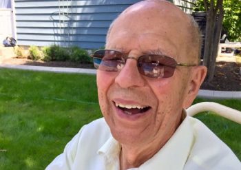 Esse senhor de 94 anos construiu uma piscina no quintal por causa de um medo que todos nós temos