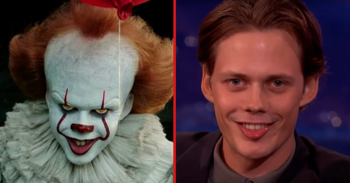 Bill Skarsgård ensina como fazer a cara de Pennywise e fica ainda