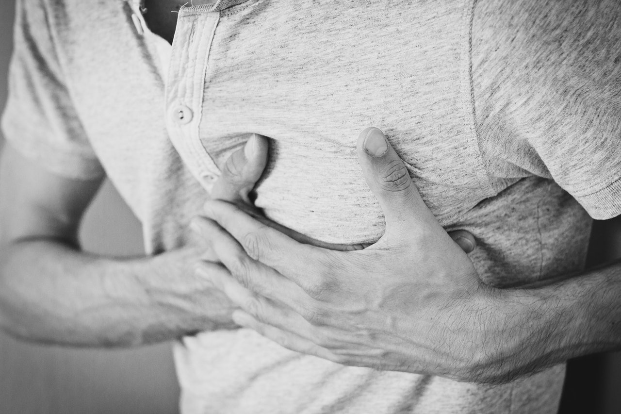 30 dias antes de um ataque cardíaco, seu corpo dará esses 7 sinais