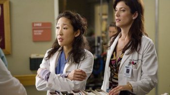 Foto deixa escapar uma pista de que antiga personagem de Grey’s Anatomy pode voltar