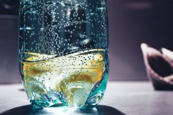 7 coisas que você não sabia que podia fazer com água com gás