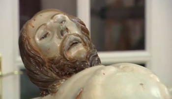 Encontrada cápsula do tempo dentro de escultura de Jesus Cristo do século 18