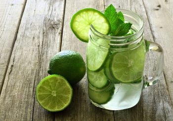 7 motivos para você só beber água com limão a partir de agora