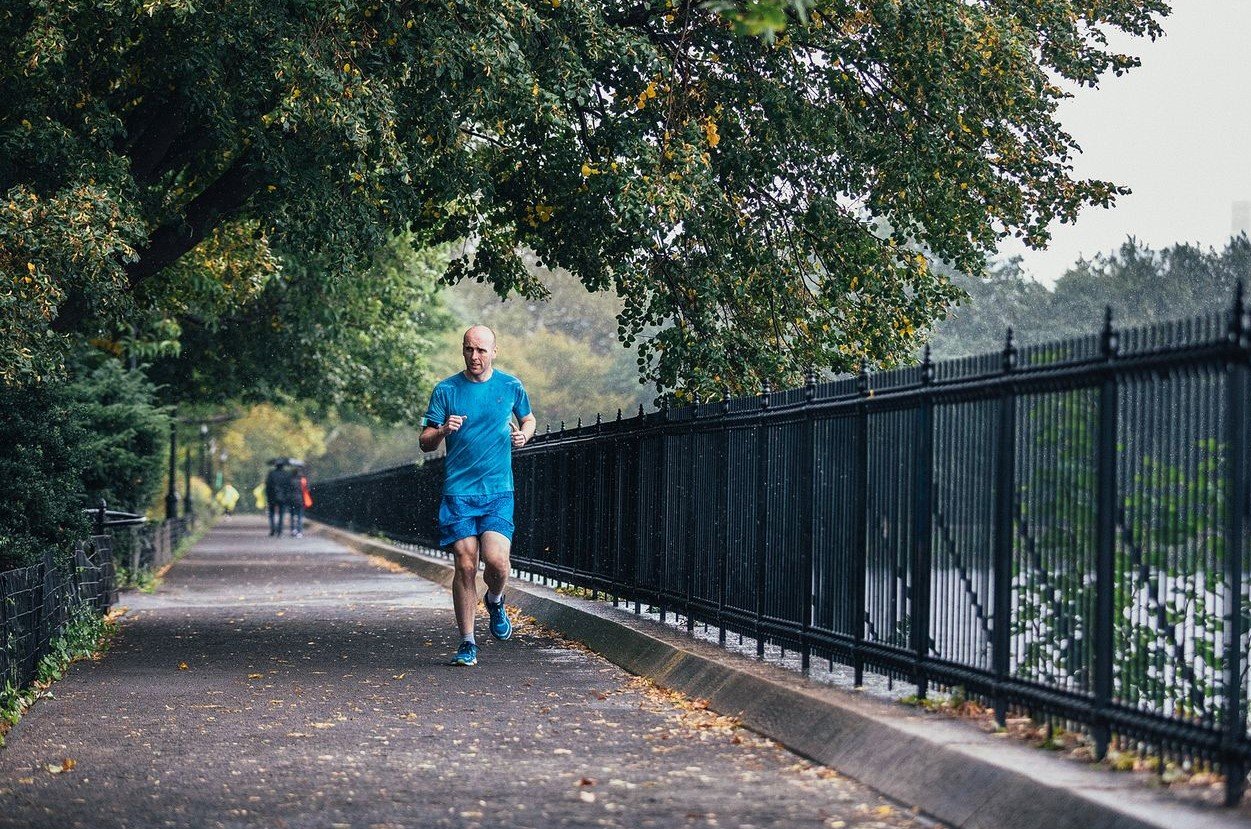 Foi assim que esse atleta cego conseguiu correr livremente uma maratona